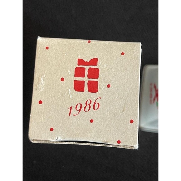 Vintage 4 sided Porcelain Christmas Bell 🔔 Lillian Vernon 1986 stocking wreath - Picture 4 of 15